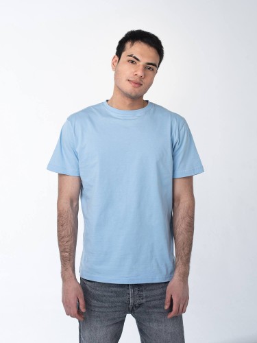 Голубая мужская футболка